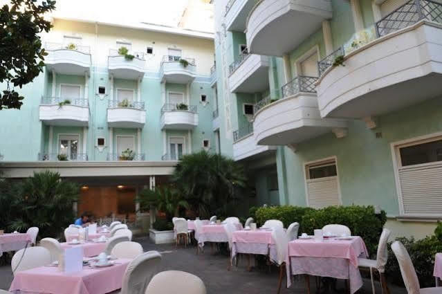 Hotel Gran Bretagna Ричоне Екстериор снимка